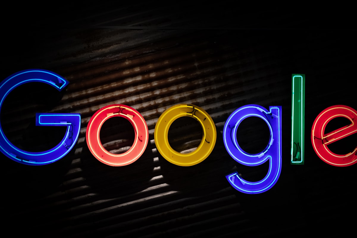 Google neon logo op een donkere achtergrond