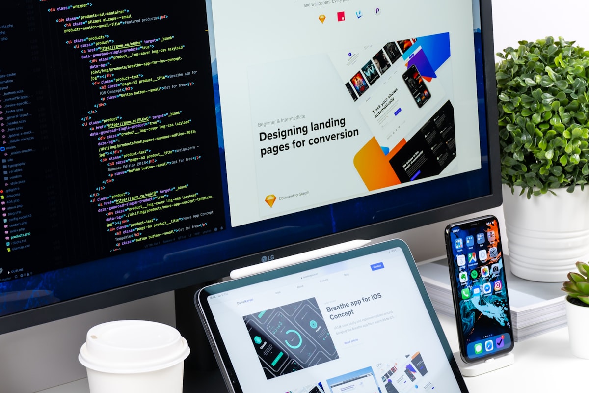 Meerdere apparaten met code en webdesign op een bureau