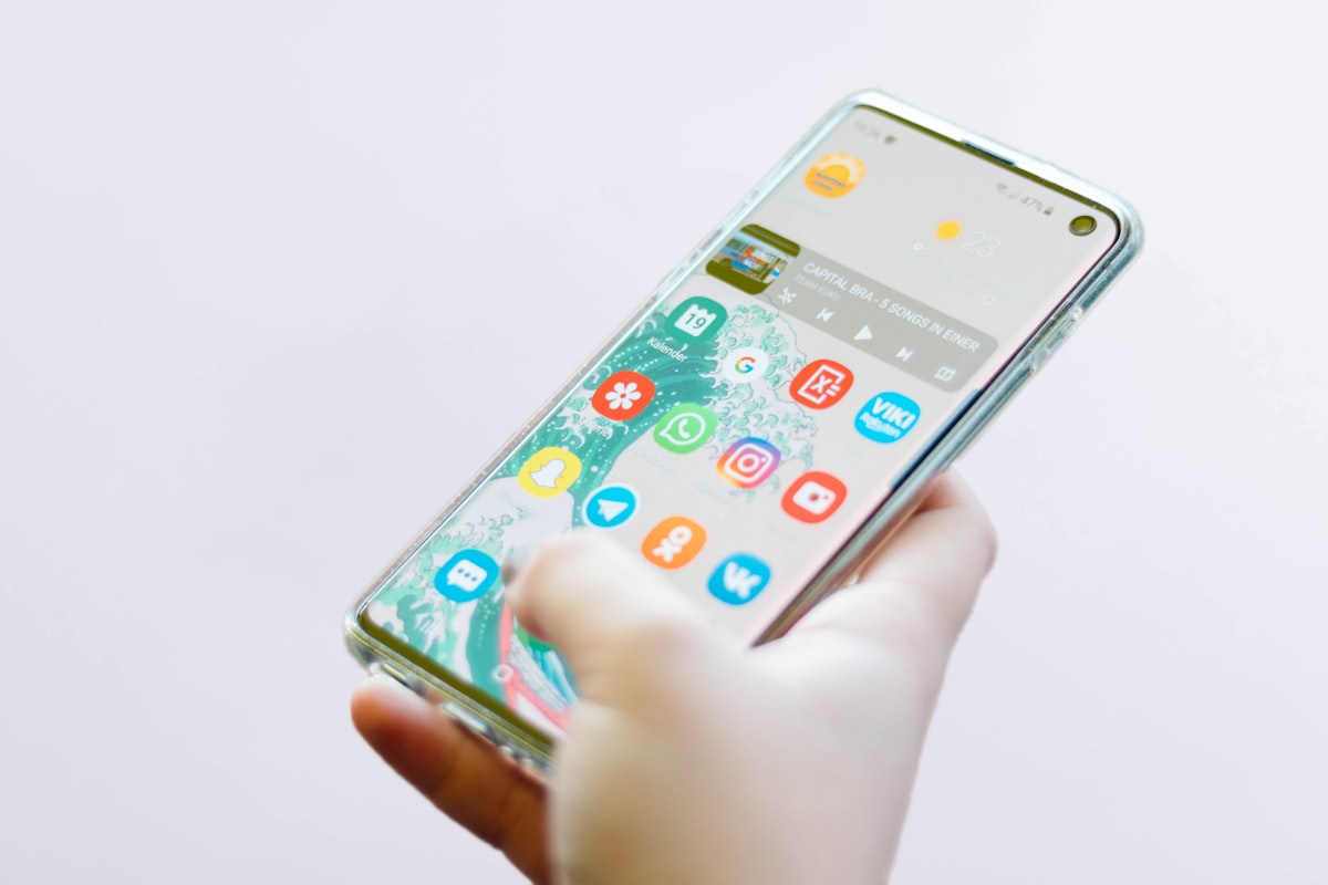 Smartphone met apps in de hand, mobiel design concept