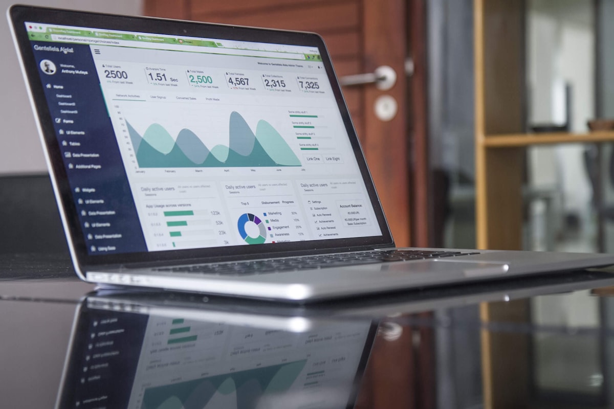 Laptop met analytics dashboard en website statistieken